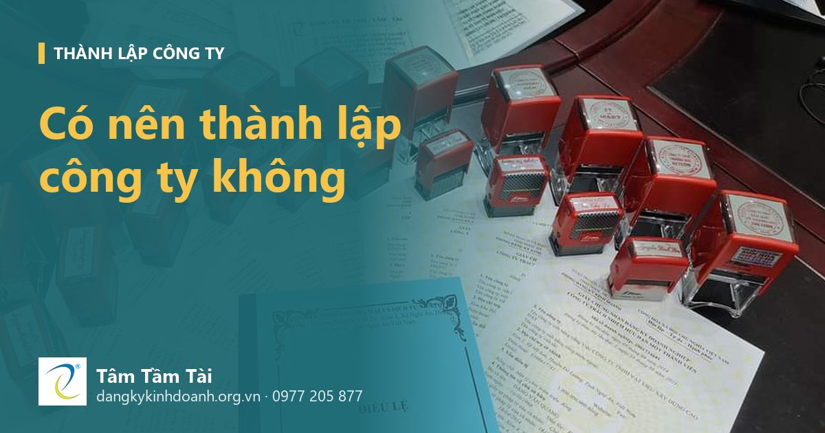 Có nên thành lập công ty không – ảnh nền: con dấu và hồ sơ doanh nghiệp vừa hoàn thiện cho khách