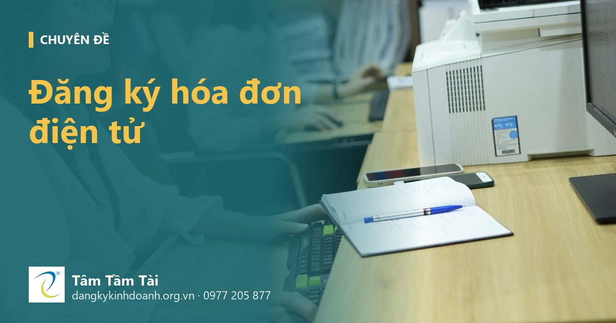 Đăng ký hóa đơn điện tử – ảnh nền: kế toán Tâm Tầm Tài làm việc, phía sau là tủ hồ sơ khách hàng