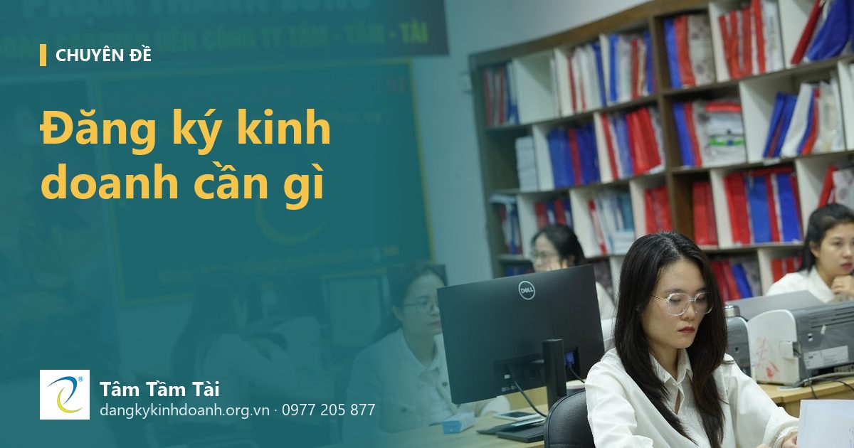 Đăng ký kinh doanh cần gì – ảnh nền: kế toán Tâm Tầm Tài làm việc, phía sau là tủ hồ sơ khách hàng