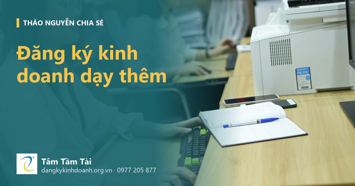 Đăng ký kinh doanh dạy thêm – ảnh nền: kế toán Tâm Tầm Tài làm việc, phía sau là tủ hồ sơ khách hàng