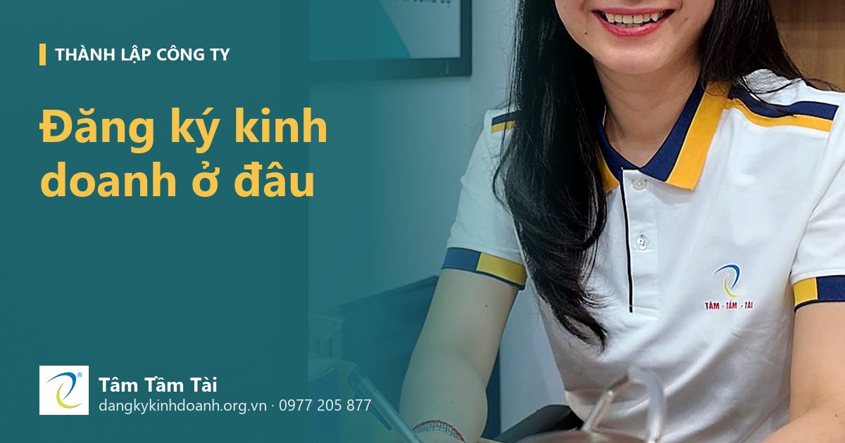 Đăng ký kinh doanh ở đâu – ảnh nền: chuyên viên tiếp nhận hồ sơ của khách