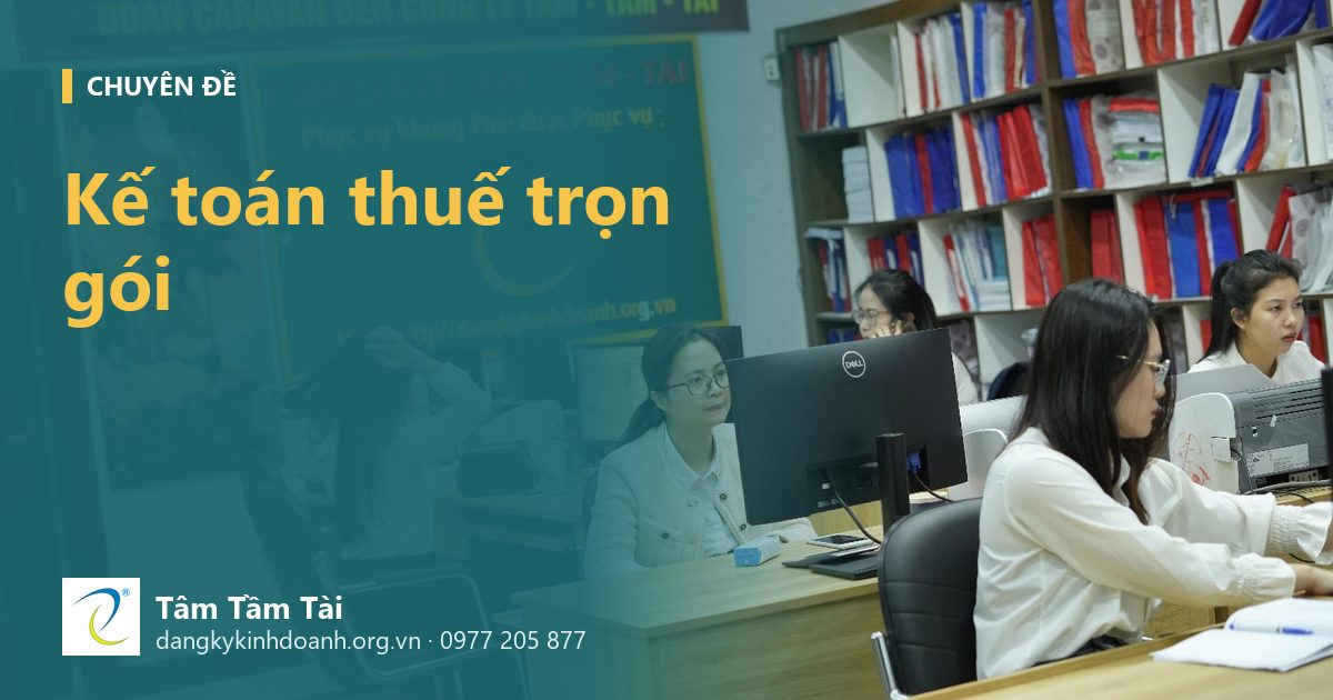 Kế toán thuế trọn gói – ảnh nền: kế toán Tâm Tầm Tài làm việc, phía sau là tủ hồ sơ khách hàng