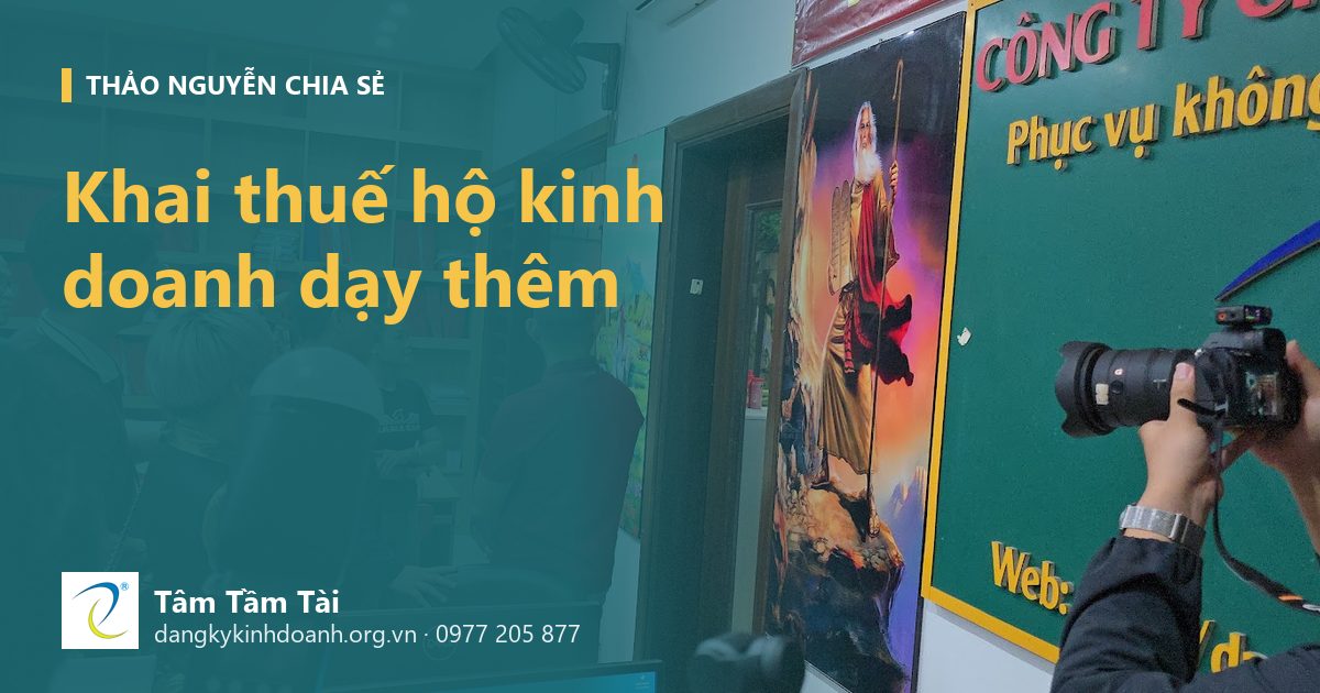 Khai thuế hộ kinh doanh dạy thêm – ảnh nền: khách tham quan văn phòng làm việc của Tâm Tầm Tài
