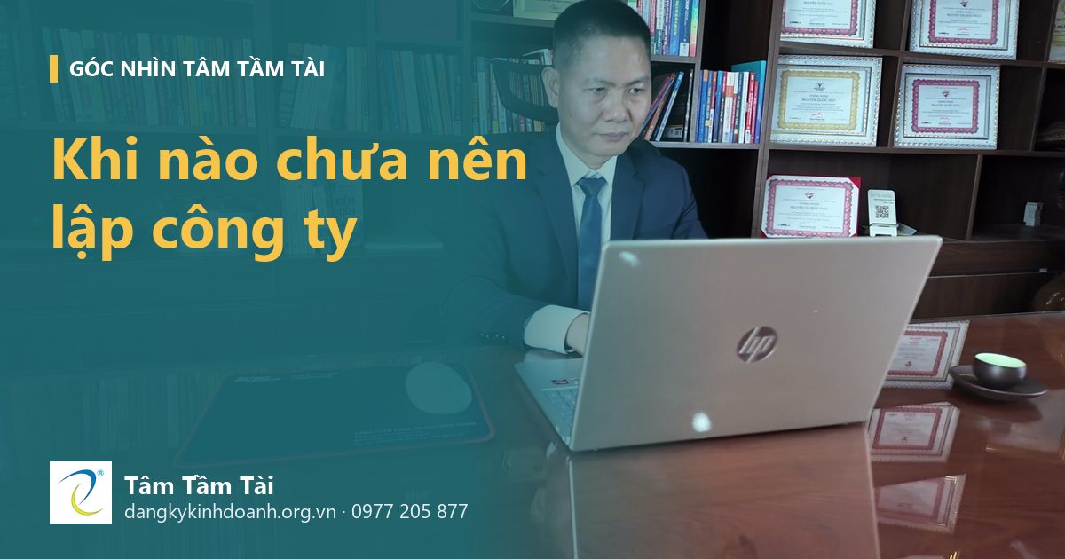 Khi nào chưa nên lập công ty – ảnh nền: anh Nguyễn Quốc Huy xem hồ sơ trên máy tính