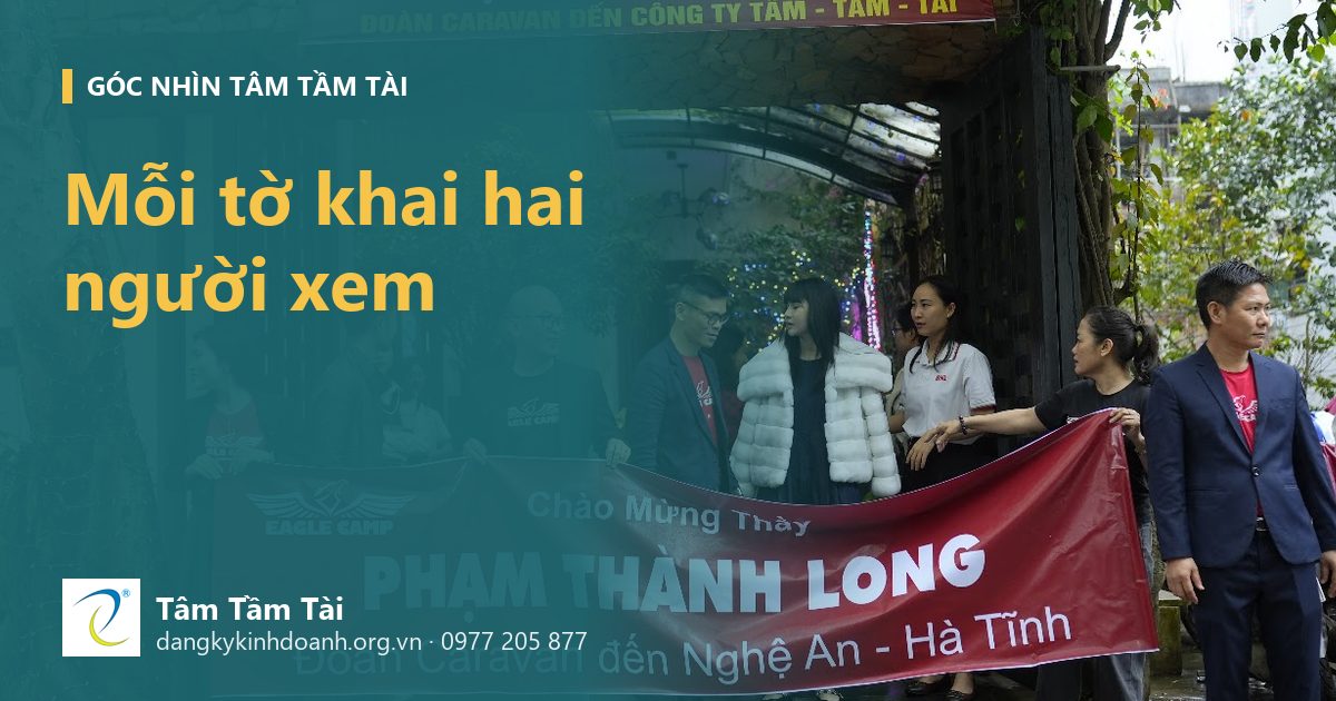 Mỗi tờ khai hai người xem – ảnh nền: đoàn doanh nhân của thầy Phạm Thành Long đến thăm Tâm Tầm Tài, tháng 3/2025