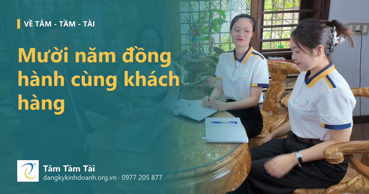 Mười năm đồng hành cùng khách hàng – ảnh nền: anh Huy, Thảo và đội ngũ tiếp khách