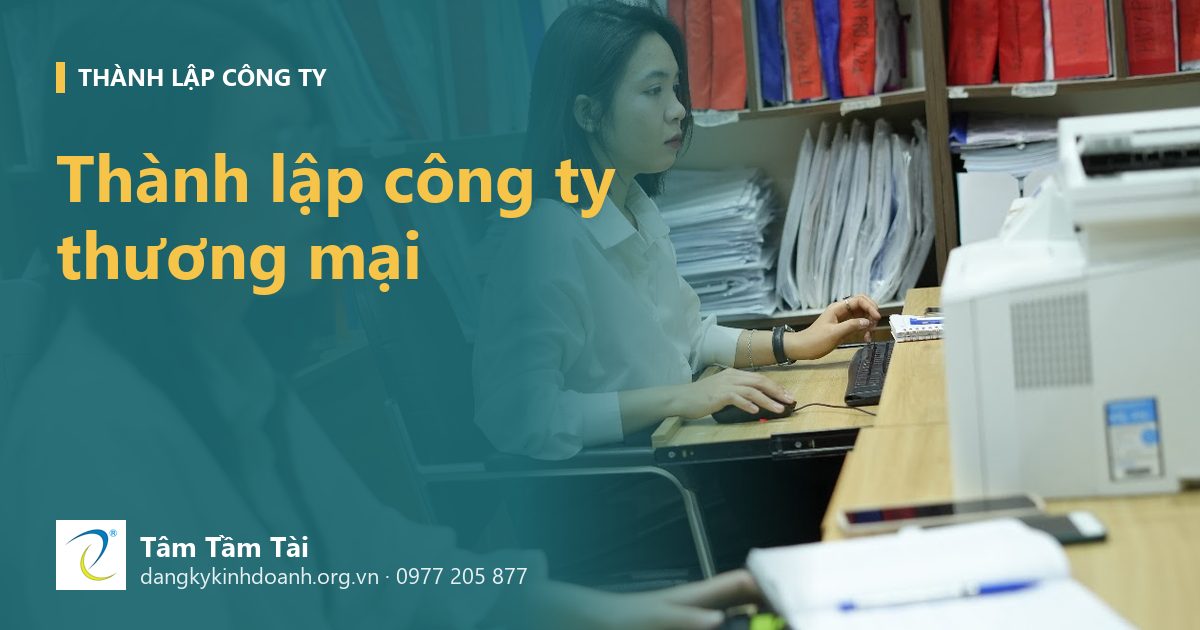 Thành lập công ty thương mại – ảnh nền: kế toán Tâm Tầm Tài làm việc, phía sau là tủ hồ sơ khách hàng
