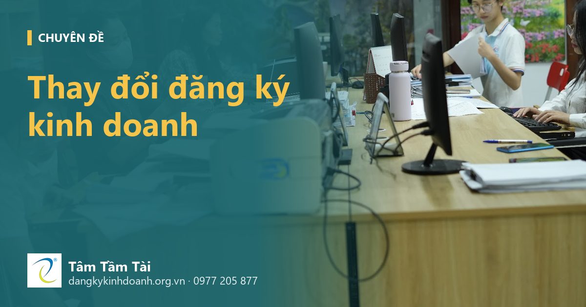 Thay đổi đăng ký kinh doanh – ảnh nền: kế toán Tâm Tầm Tài làm việc, phía sau là tủ hồ sơ khách hàng