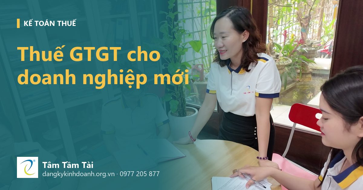 Thuế GTGT cho doanh nghiệp mới – ảnh nền: nhân viên Tâm Tầm Tài ghi chép trong buổi họp