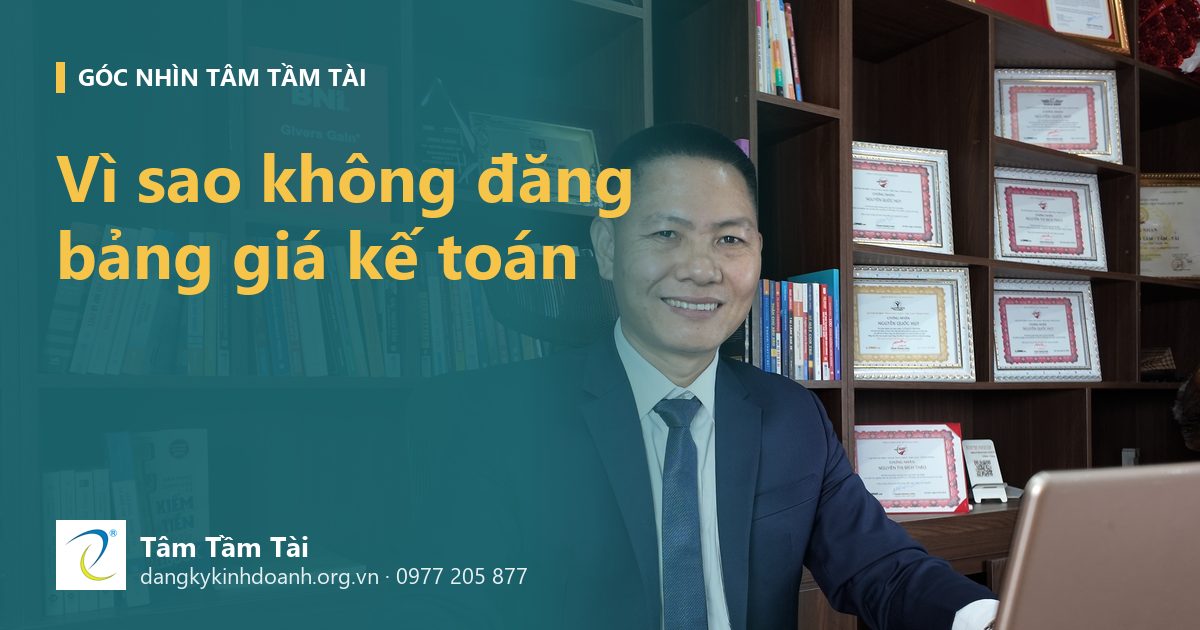 Vì sao không đăng bảng giá kế toán – ảnh nền: anh Nguyễn Quốc Huy, nhà sáng lập Tâm Tầm Tài, tại bàn làm việc