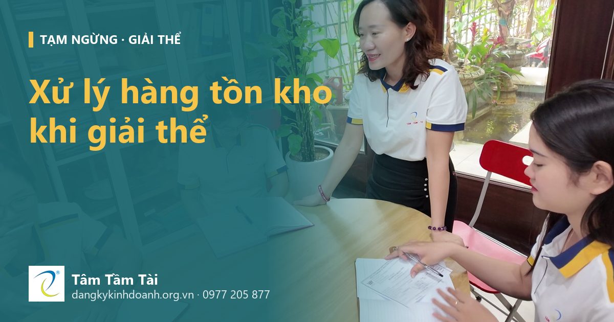 Xử lý hàng tồn kho khi giải thể – ảnh nền: nhân viên Tâm Tầm Tài ghi chép trong buổi họp