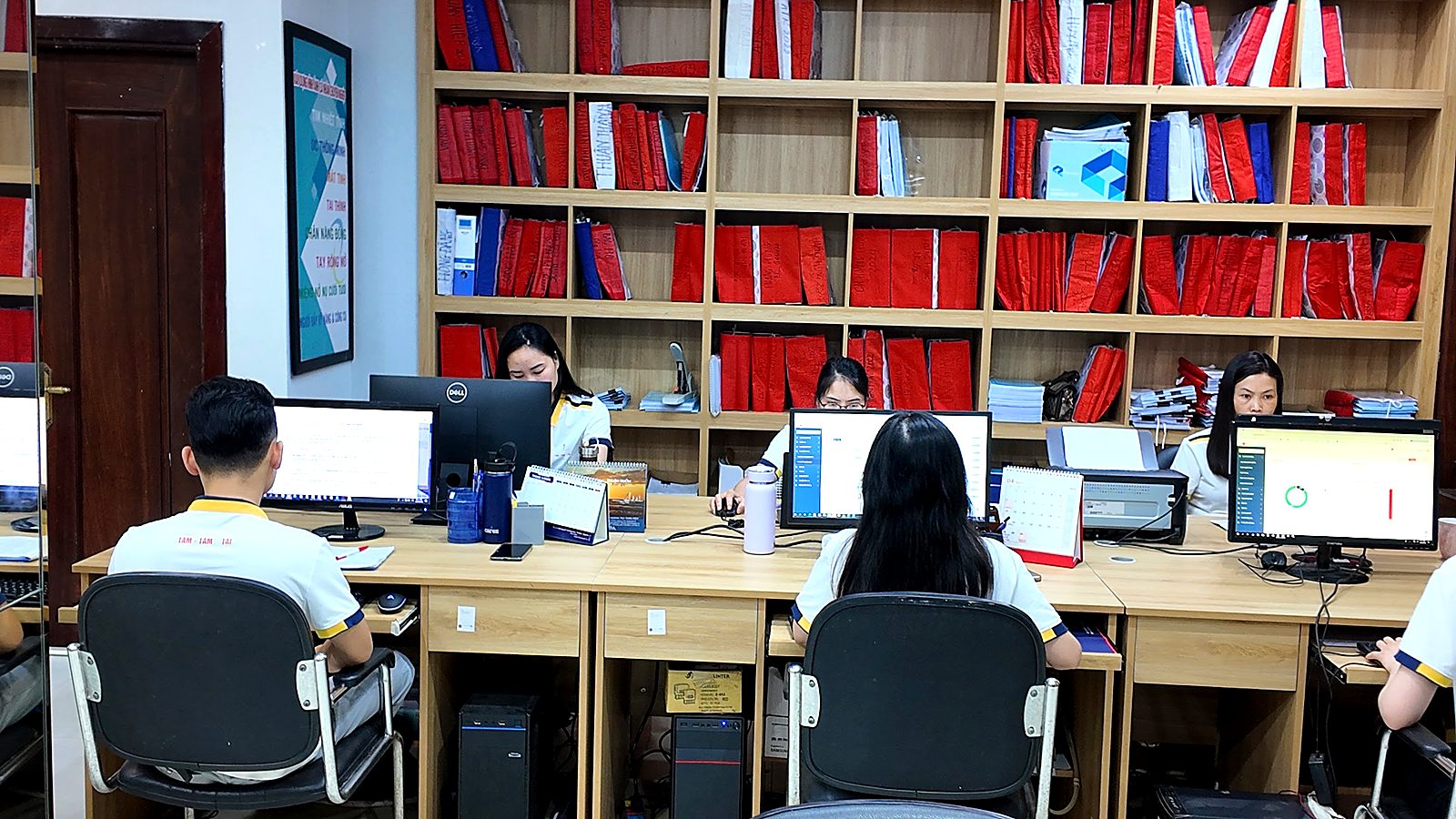Tường hồ sơ khách hàng tại văn phòng Tâm - Tầm - Tài