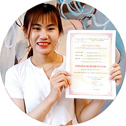Khách hàng nhận giấy chứng nhận tại văn phòng