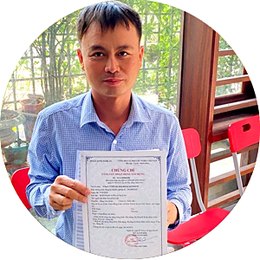 Khách hàng cầm giấy chứng nhận đăng ký hộ kinh doanh