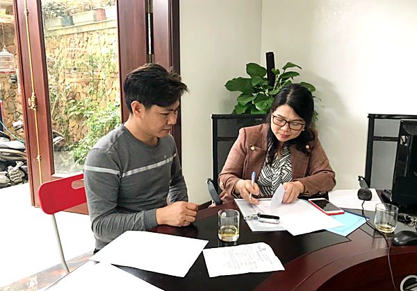 Chuyên viên Tâm - Tầm - Tài hướng dẫn khách ký hồ sơ thành lập công ty