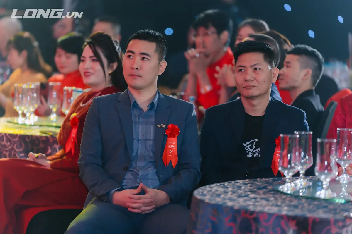 Anh Nguyễn Quốc Huy ngồi hàng ghế khách mời cạnh doanh nhân khác tại Eagle Award 2025 – Báo giá dịch vụ kế toán