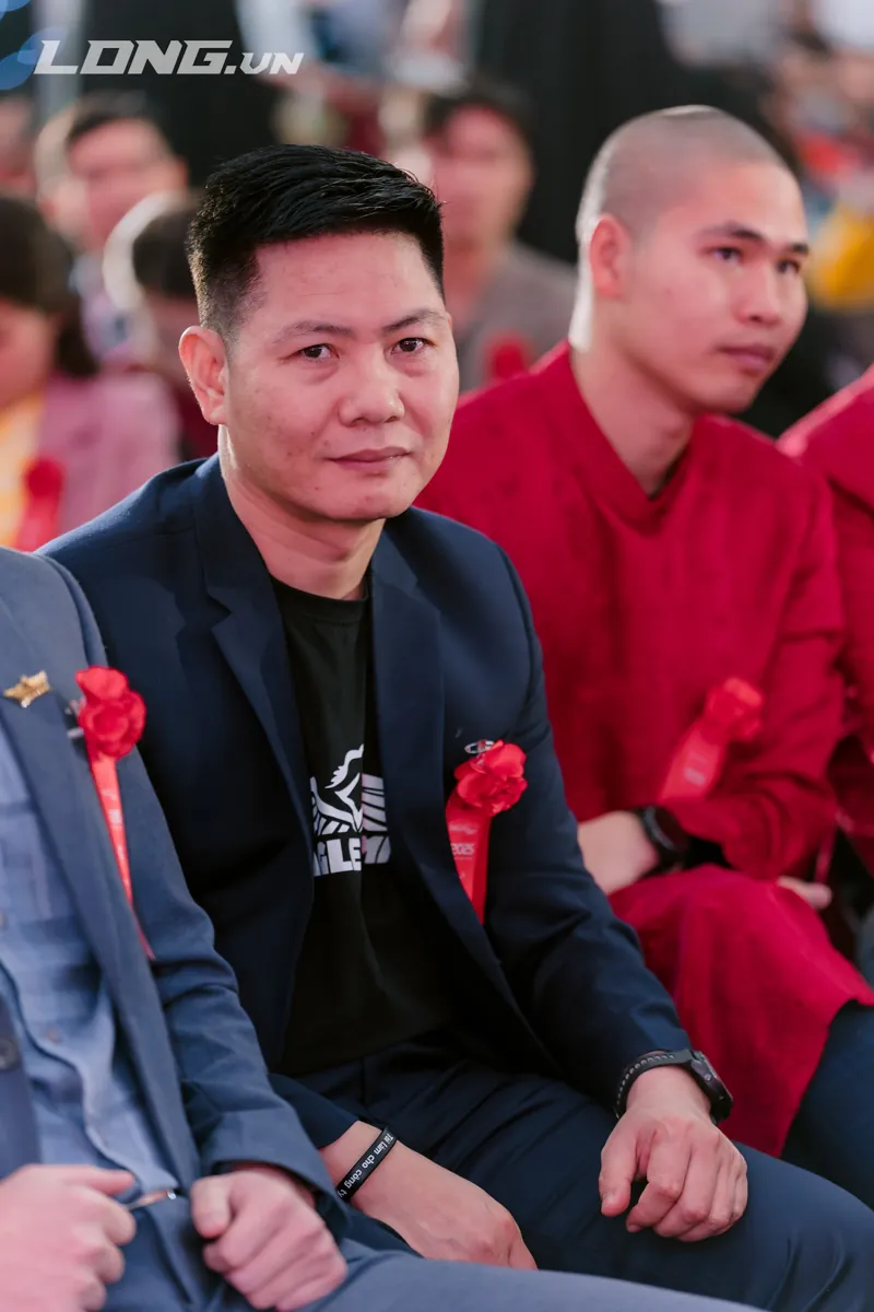 Anh Nguyễn Quốc Huy ngồi hàng ghế khách mời, ảnh dọc tại Eagle Award 2025 – Báo giá dịch vụ kế toán