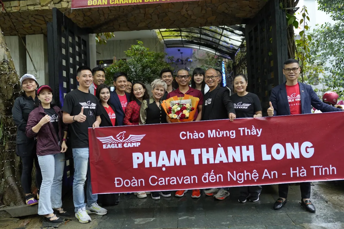 Tập thể đoàn Caravan cầm băng rôn chào thầy Long tại Tâm - Tầm - Tài – Báo giá dịch vụ kế toán