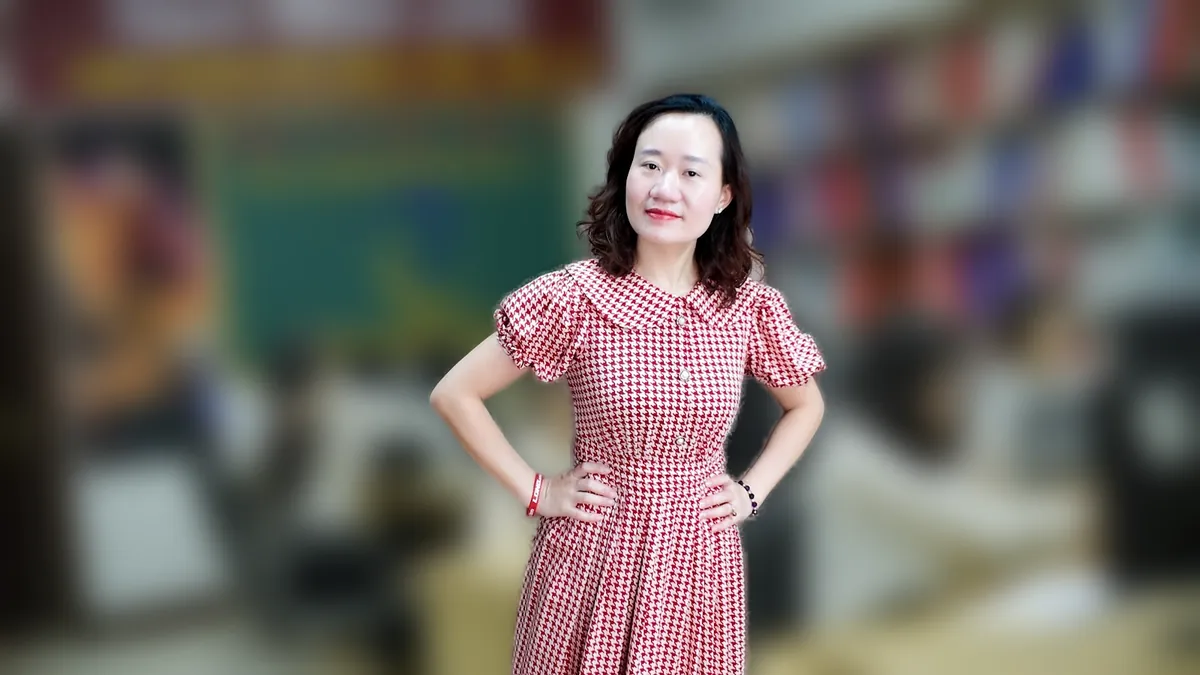 Chị Thảo Nguyễn váy caro chống hông, cười tự tin tại văn phòng Tâm - Tầm - Tài – chia sẻ về báo giá dịch vụ kế toán