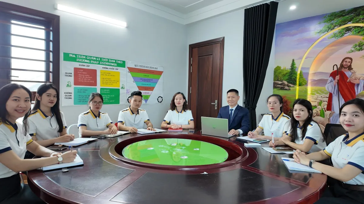 Buổi họp nội bộ quanh bàn tròn, bảng quy trình trên tường tại Tâm - Tầm - Tài – Công ty mới thành lập có được miễn thuế không