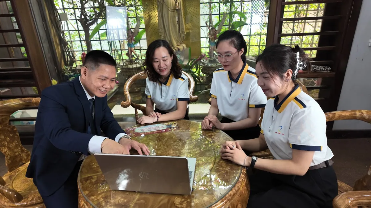 Anh Nguyễn Quốc Huy giải thích trên laptop, chị Thảo và nhân viên lắng nghe tại Tâm - Tầm - Tài – Công ty mới thành lập có được miễn thuế không