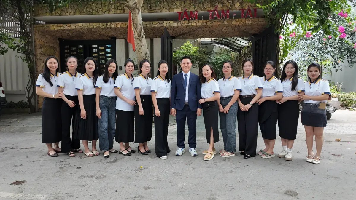 Tập thể nhân viên Tâm - Tầm - Tài trước trụ sở công ty – Đại lý thuế là gì