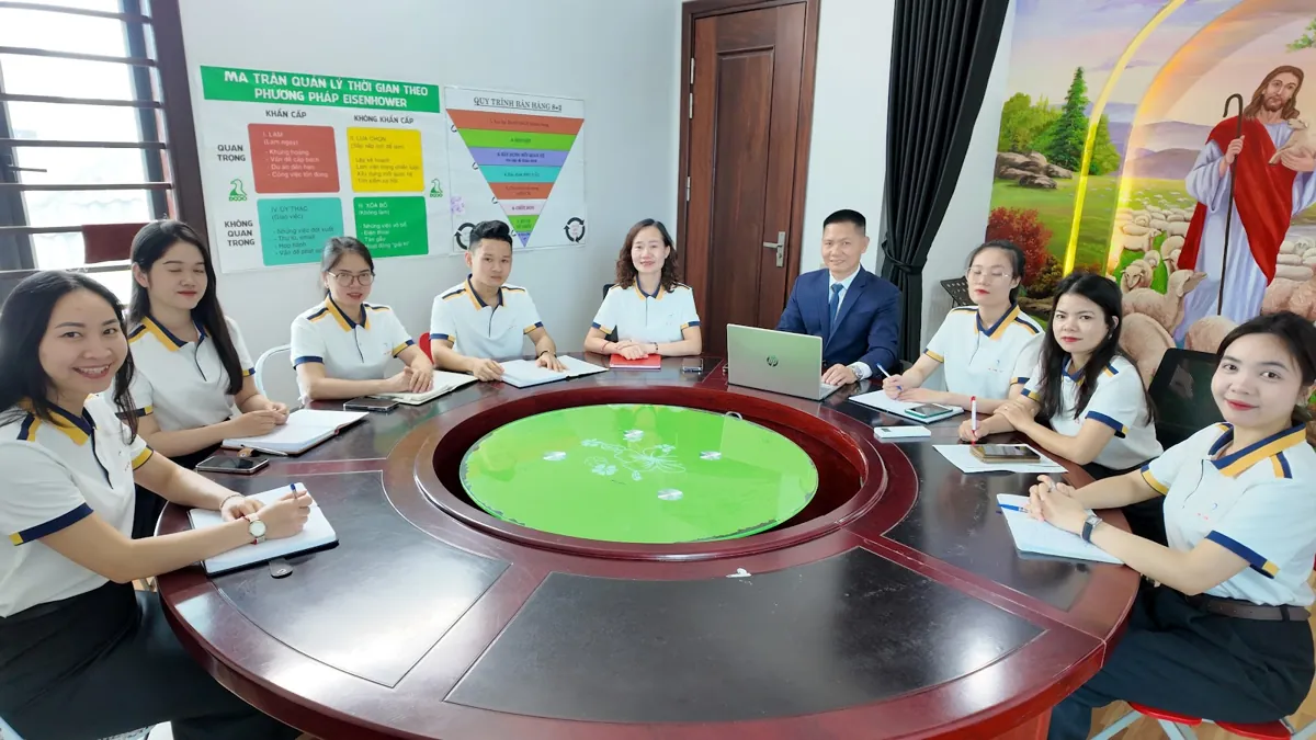 Nhân viên và anh Nguyễn Quốc Huy họp quanh bàn tròn lớn tại Tâm - Tầm - Tài – Đăng ký hộ kinh doanh ở đâu