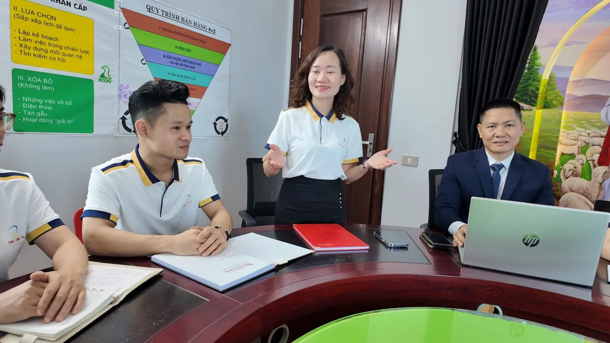 Chị Thảo Nguyễn trình bày nội dung trong buổi họp với nhân viên tại Tâm - Tầm - Tài – chia sẻ về đăng ký hộ kinh doanh ở đâu