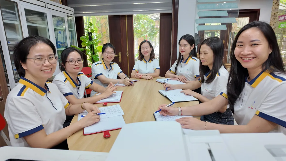 Buổi họp nhóm nhân viên nữ đồng phục tại phòng họp tại Tâm - Tầm - Tài – Đăng ký hóa đơn điện tử