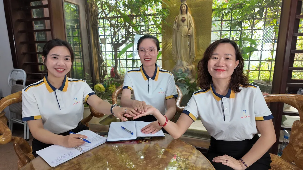 Chị Thảo Nguyễn trao đổi công việc với hai nhân viên bên bàn tròn tại Tâm - Tầm - Tài – chia sẻ về đăng ký hóa đơn điện tử