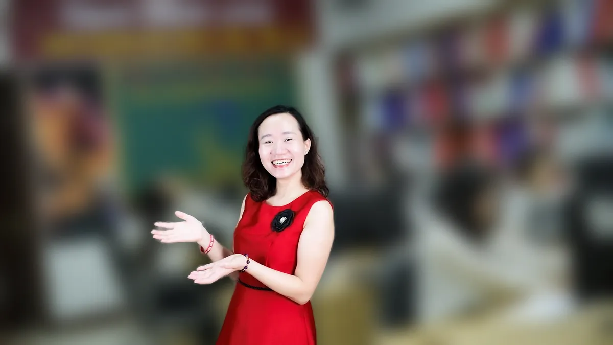 Chị Thảo Nguyễn váy đỏ đưa tay như giới thiệu, mỉm cười tại văn phòng Tâm - Tầm - Tài – chia sẻ về đăng ký hóa đơn điện tử