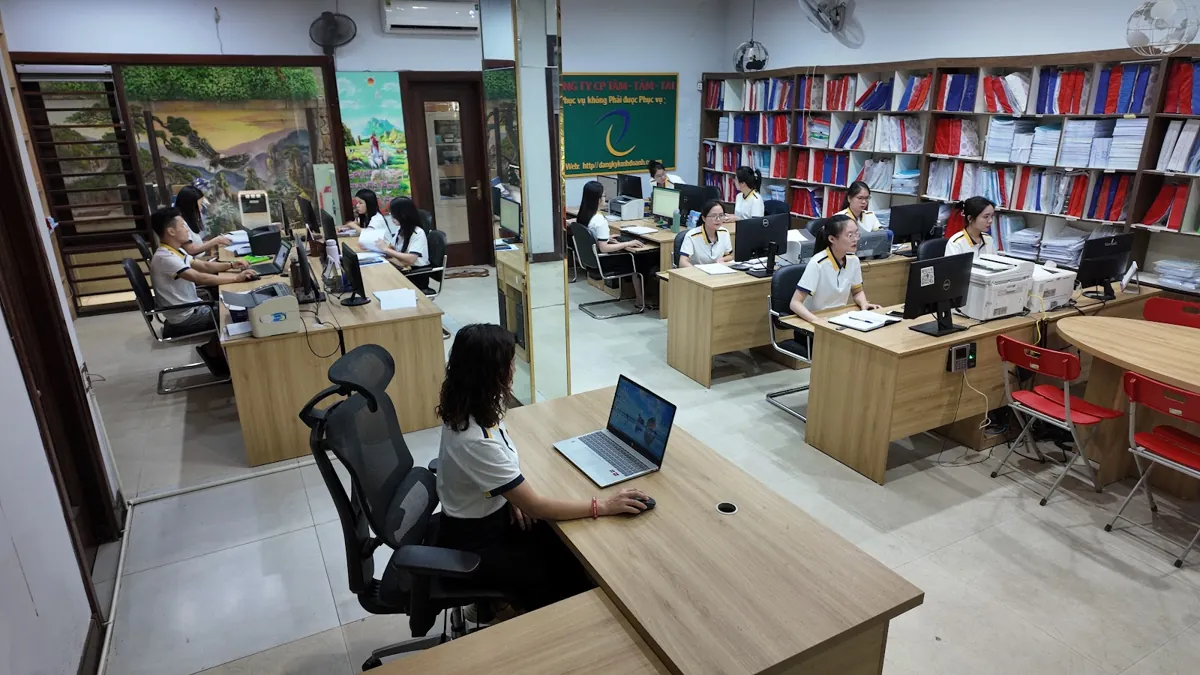 Văn phòng Tâm - Tầm - Tài với dãy bàn, kệ hồ sơ và nhân viên làm việc – Đăng ký hóa đơn điện tử