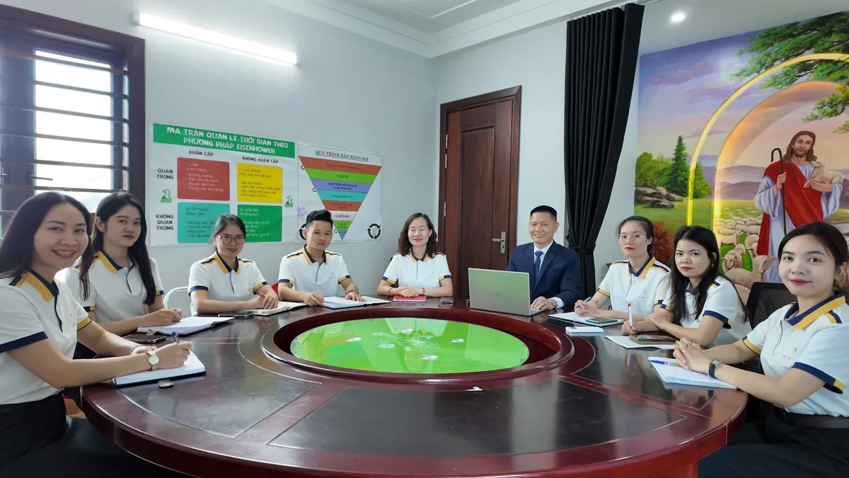 Buổi họp nội bộ quanh bàn tròn, bảng quy trình trên tường tại Tâm - Tầm - Tài – Đăng ký kinh doanh dạy thêm