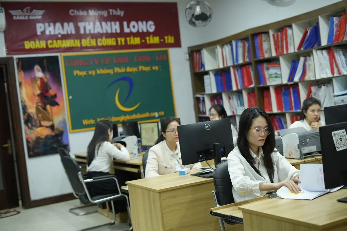 Nhân viên ngồi máy tính trong văn phòng Tâm - Tầm - Tài, kệ hồ sơ đầy – Đăng ký nhãn hiệu bị từ chối