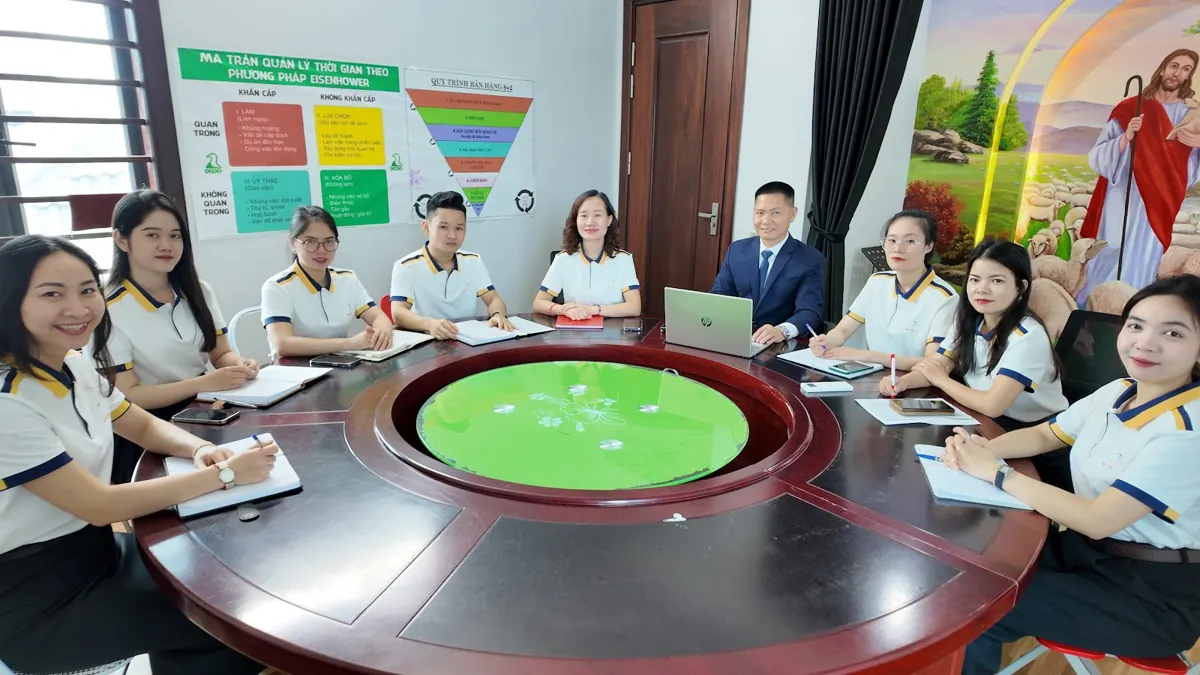Nhân viên và anh Nguyễn Quốc Huy họp quanh bàn tròn lớn tại Tâm - Tầm - Tài – Đăng ký nhãn hiệu bị từ chối