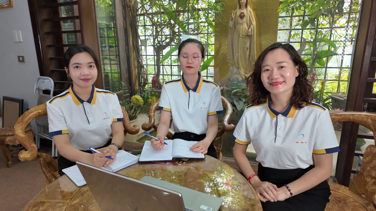 Chị Thảo Nguyễn cùng hai nhân viên đồng phục ngồi bàn tròn, mỉm cười tại Tâm - Tầm - Tài – chia sẻ về đăng ký nhãn hiệu