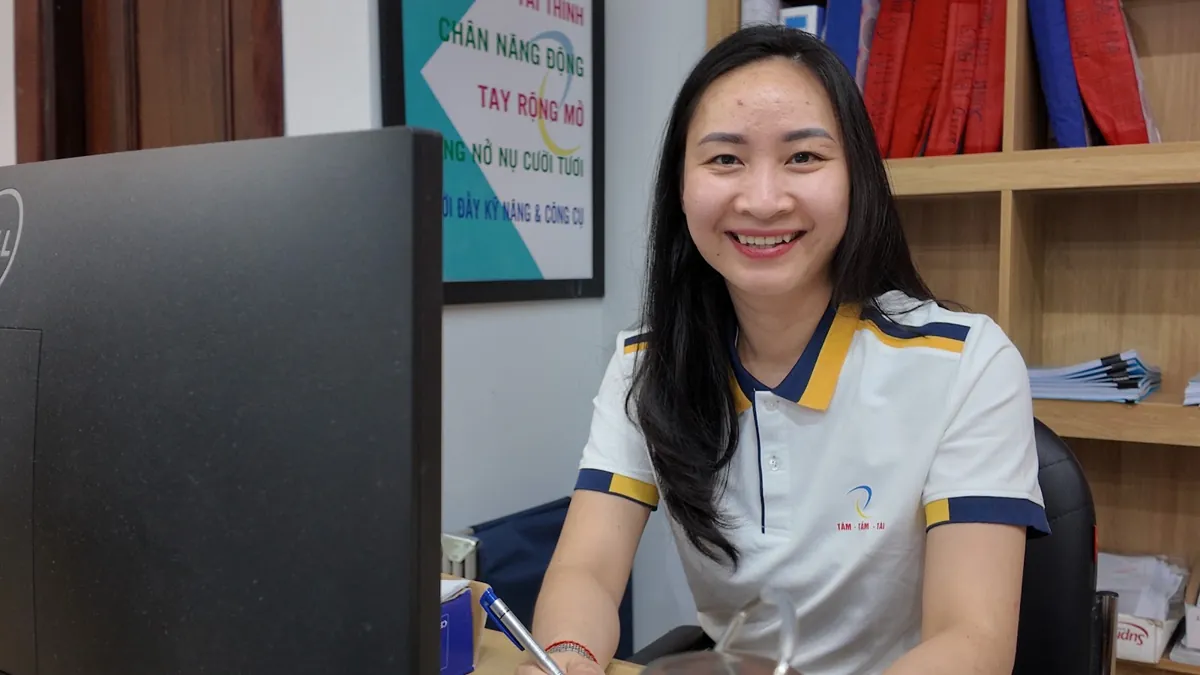 Nhân viên nữ tươi cười bên màn hình máy tính văn phòng Tâm - Tầm - Tài – Đăng ký thành lập công ty mất bao lâu