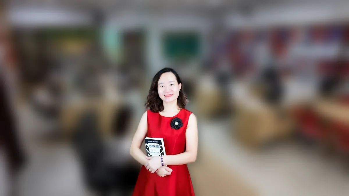Chị Thảo Nguyễn váy caro đỏ đưa hai tay như giới thiệu, mỉm cười tại văn phòng Tâm - Tầm - Tài – chia sẻ về đăng ký thành lập công ty mất bao lâu