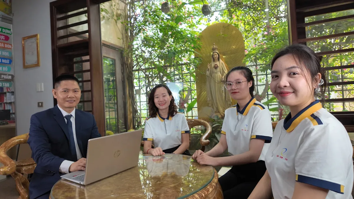 Anh Nguyễn Quốc Huy ngồi laptop cùng chị Thảo và nhân viên, nhìn ống kính tại Tâm - Tầm - Tài – Giáo viên dạy thêm có phải nộp thuế không