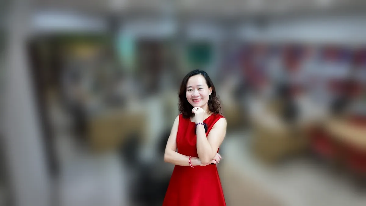 Chị Thảo Nguyễn váy đỏ đứng thẳng mỉm cười tại văn phòng Tâm - Tầm - Tài – chia sẻ về giấy đăng ký kinh doanh 2026