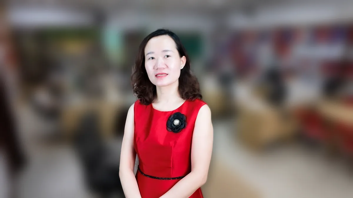Chị Thảo Nguyễn váy đỏ cận cảnh nửa người, mỉm cười nhìn thẳng tại văn phòng Tâm - Tầm - Tài – chia sẻ về hộ kinh doanh