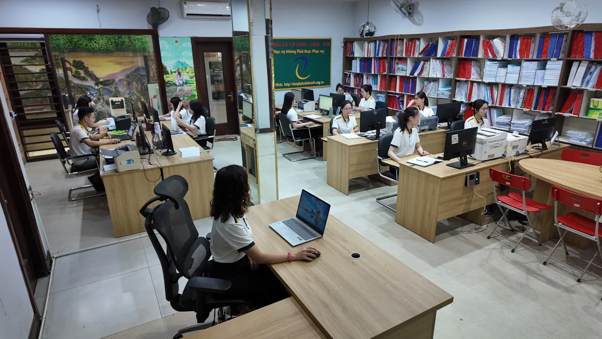 Văn phòng Tâm - Tầm - Tài với dãy bàn, kệ hồ sơ và nhân viên làm việc – Hộ kinh doanh