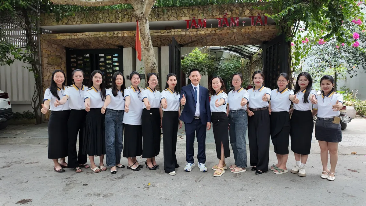 Ảnh tập thể đội ngũ trước cổng có biển Tâm - Tầm - Tài – Kế toán thuế trọn gói