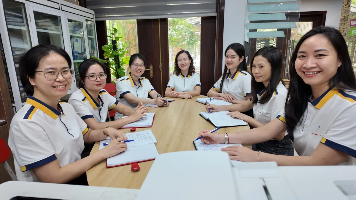 Buổi họp nhóm nhân viên nữ đồng phục tại phòng họp tại Tâm - Tầm - Tài – Kế toán thuế trọn gói