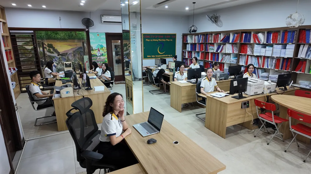 Không gian văn phòng Tâm - Tầm - Tài sáng, nhân viên làm việc với laptop – Kế toán thuế trọn gói