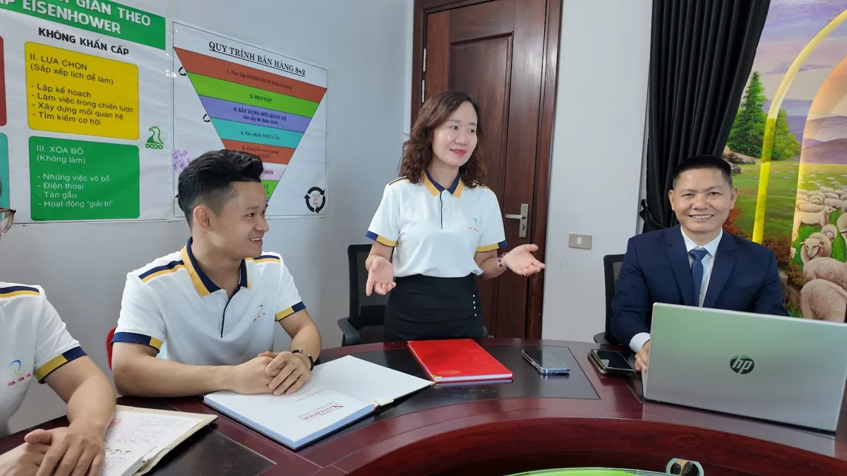Chị Thảo Nguyễn trình bày nội dung trong buổi họp với nhân viên tại Tâm - Tầm - Tài – chia sẻ về kế toán thuế trọn gói