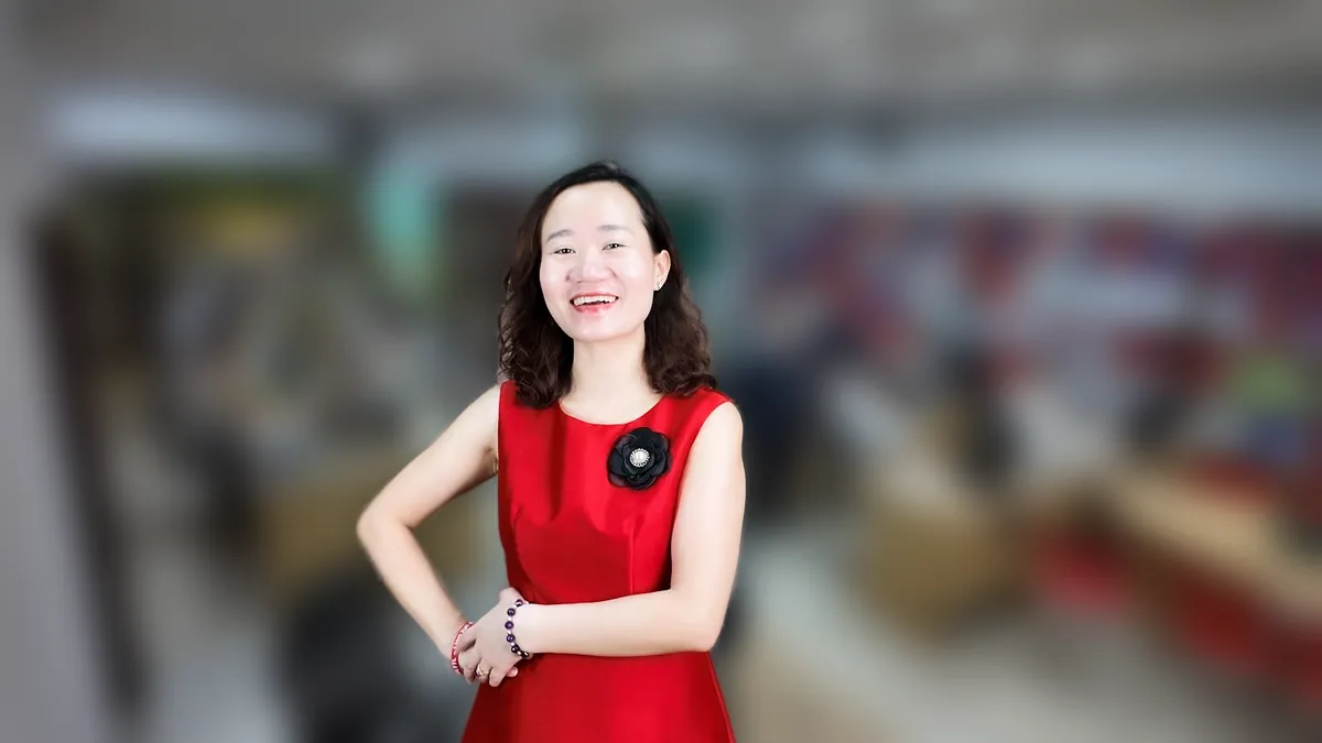Chị Thảo Nguyễn váy đỏ chống hông, mỉm cười nhìn thẳng tại văn phòng Tâm - Tầm - Tài – chia sẻ về kế toán thuế trọn gói