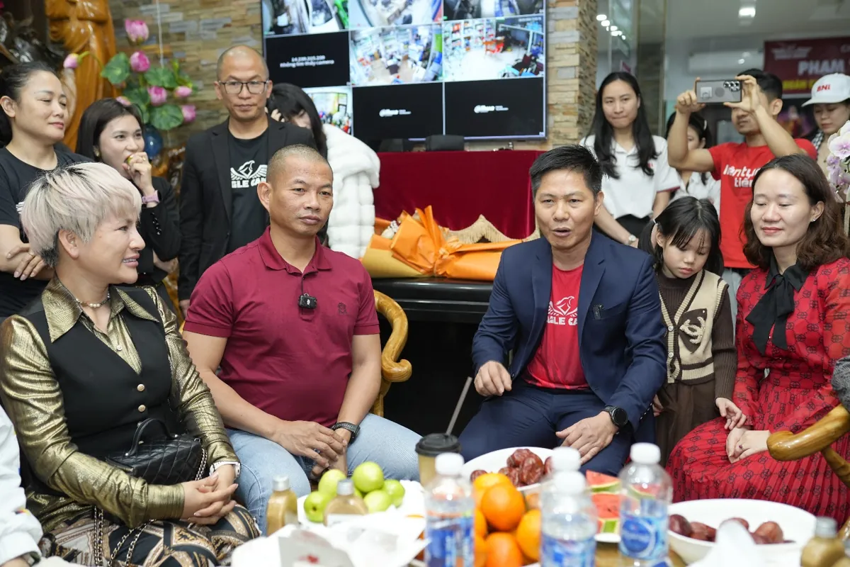 Thầy Long, anh Nguyễn Quốc Huy và chị Thảo ngồi giao lưu với đoàn tại Tâm - Tầm - Tài – Khách hàng tâm tầm tài