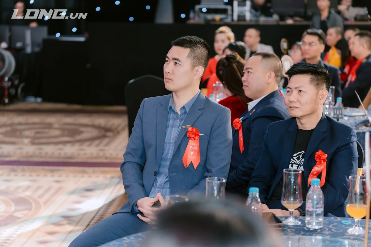 Anh Nguyễn Quốc Huy ngồi bàn khách mời cạnh doanh nhân mặc vest tại Eagle Award 2025 – Khi nào không nên thành lập công ty