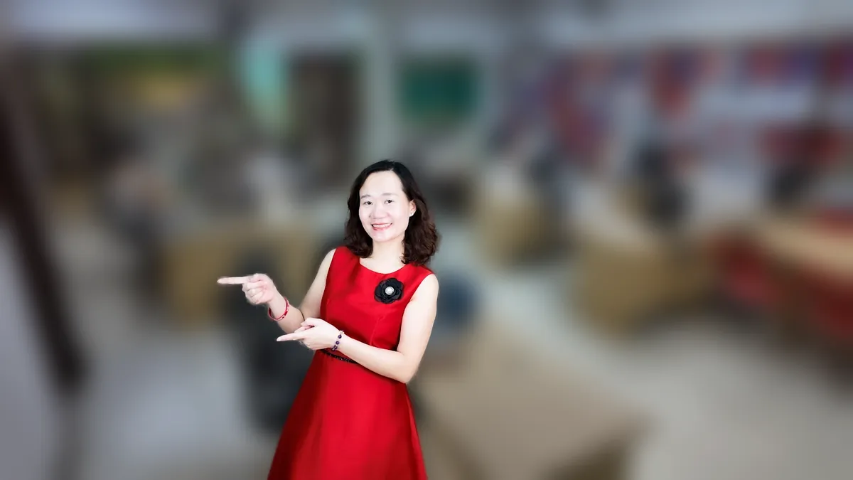 Chị Thảo Nguyễn váy đỏ đưa tay như giới thiệu, mỉm cười tại văn phòng Tâm - Tầm - Tài – chia sẻ về khi nào không nên thành lập công ty